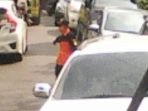 relawan mengatur lalin