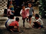 Anak-Anak-Desa-Sedang-Bermain