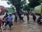 sejumlah-kendaraan-dan-pejalan-kaki-berusaha-melintasi-banjir-di-_161101135745-769