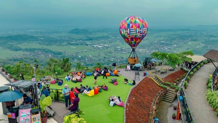 Destinasi-Wisata-Paling-Cocok-untuk-Keluarga-Kecil-di-Jogja-Gunung-Kidul-scaled-1-750x422 (1)